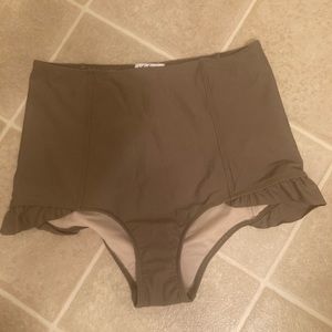 KJ NWOT leg ruffle bottom